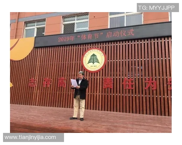 钩针艺术创作足球明星形象，精美图案呈现球场英雄风采