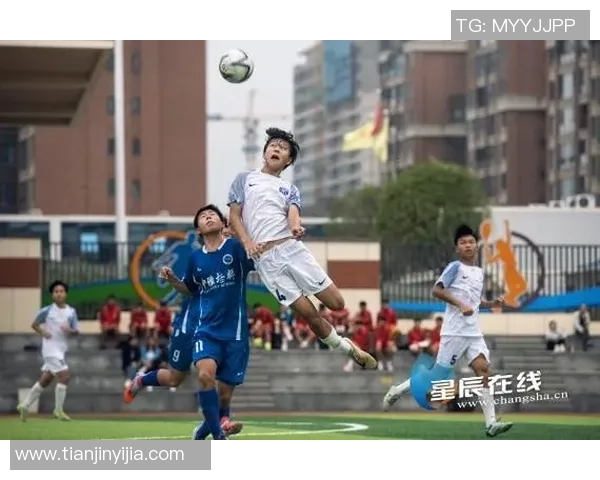 足球巨星云集同框合影展现绿茵场的璀璨星光与时代辉煌