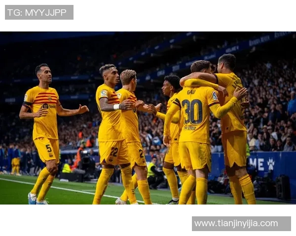 退役足球球星重聚赛场再度竞技 展现传奇风采与时代辉煌